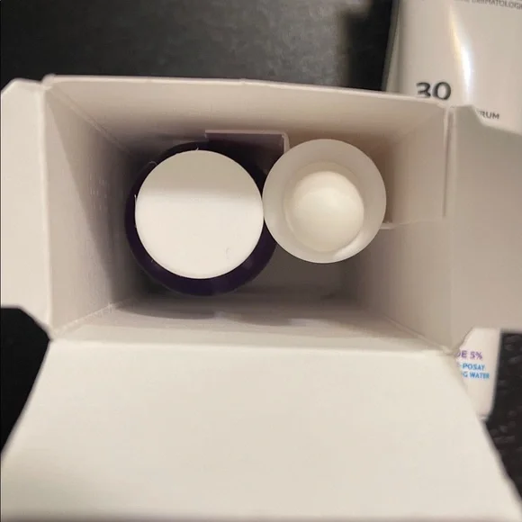 La Roche-Posay Mela B3 Serum & Sunscreen - Purple/White Packaging - Picture 5 of 5